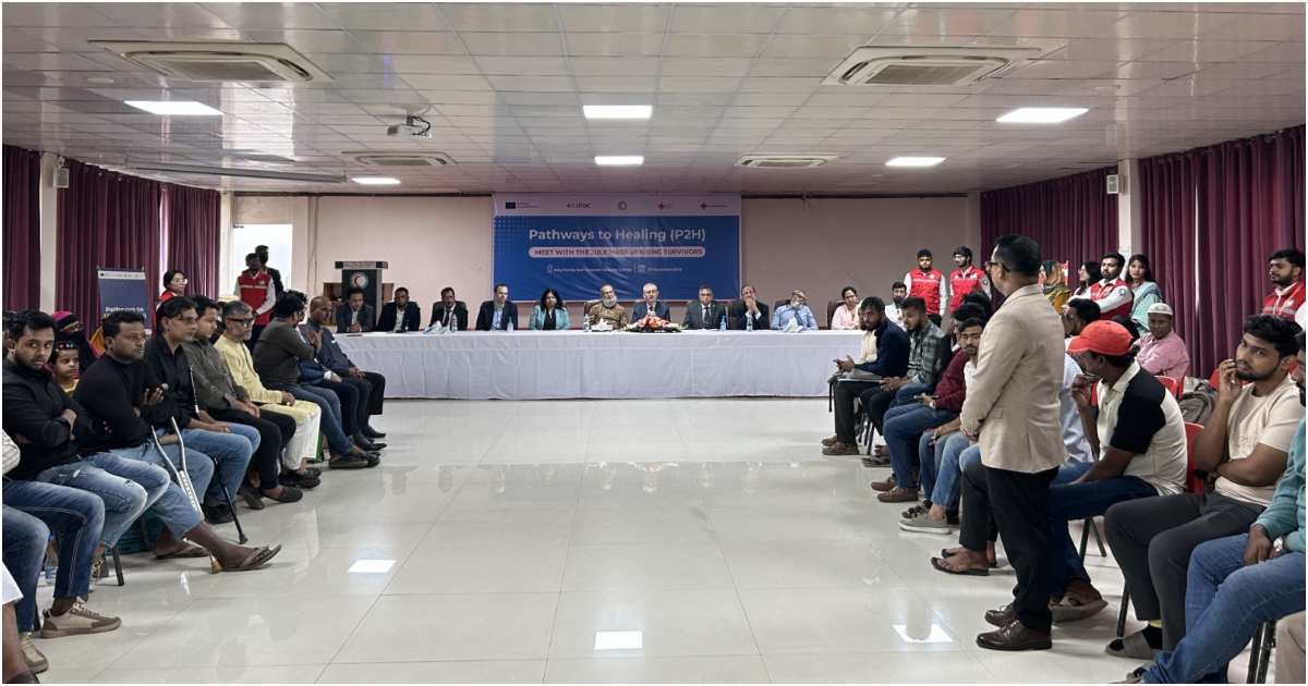 জুলাই আহতদের ধারাবাহিক চিকিৎসা সেবা জোরদারের অংশ হিসেবে মঙ্গলবার ঢাকার হলি ফ্যামিলি রেড ক্রিসেন্ট মেডিক্যাল কলেজ হাসপাতালকে আনুষ্ঠানিকভাবে প্রয়োজনীয় ফিজিওথেরাপি ও পুনর্বাসন সরঞ্জাম হস্তান্তর করে ইইউ। ছবি: বিডিআরসিএস